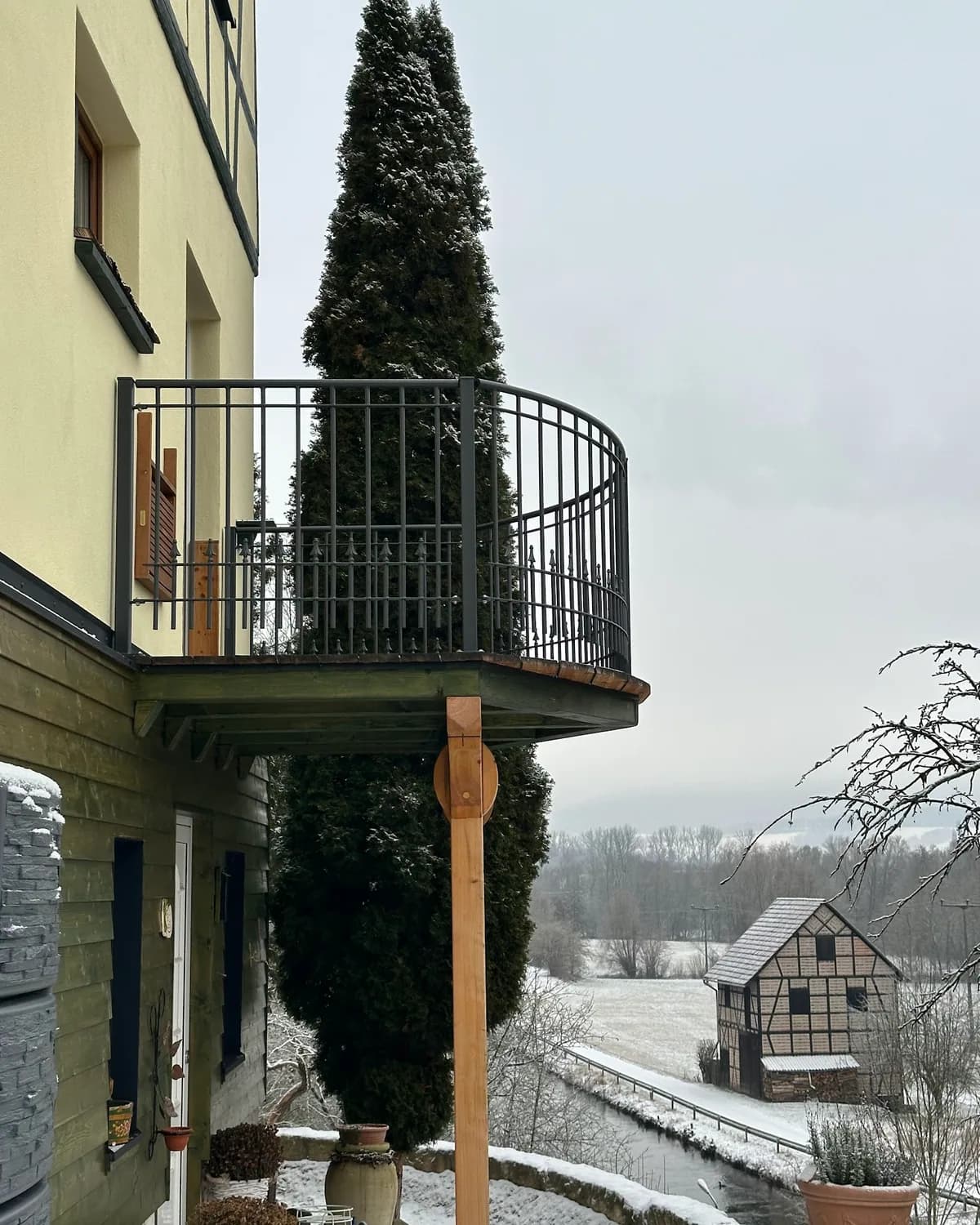 Geschwungenes schmiedeeisernes Geländer an einem runden Balkon